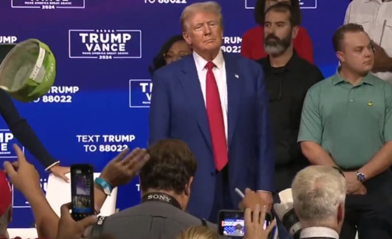 VIDEO/ E pazakontë! Trump ndalon fushatën dhe kërcen e këndon me muzikë për 39 minuta