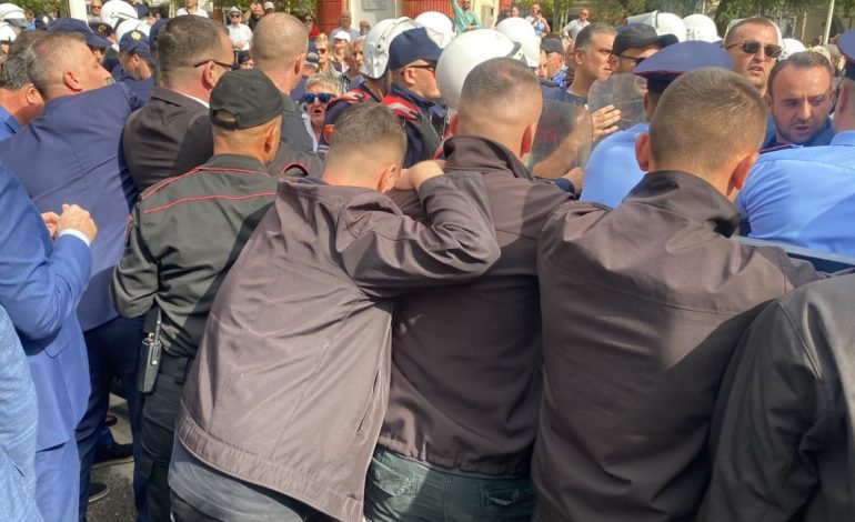 Protestuesit e opozitës tentojnë të futen në oborrin e Kuvendit/ Përplasje me Gardën, shtohen forcat e policisë