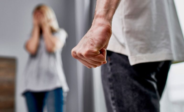 Mësoi se gruaja e tij po bënte fshehurazi botoks, burri e dhunon: E dua ashtu siç është