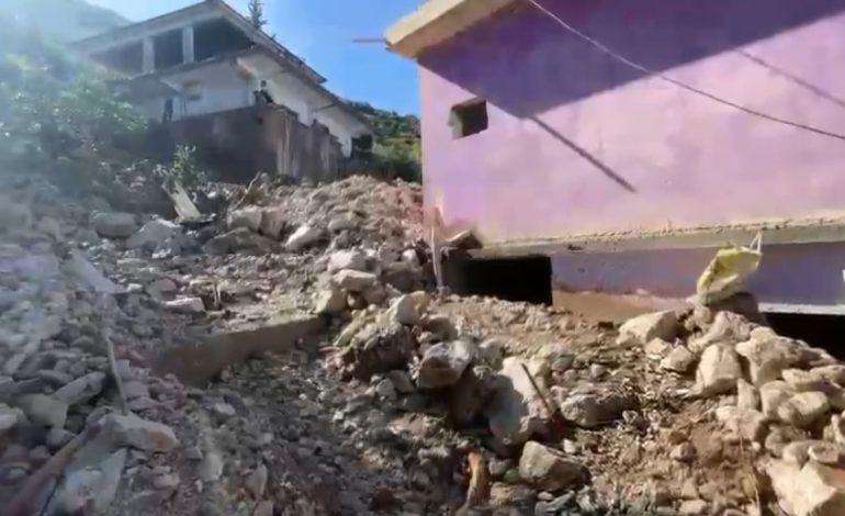 “Jemi në qiell të hapur”, disa banesa mbulohen nga gurët dhe balta në Vlorë, banorët kërkojnë mbështetje: Lutem shtetit të na ndihmojë