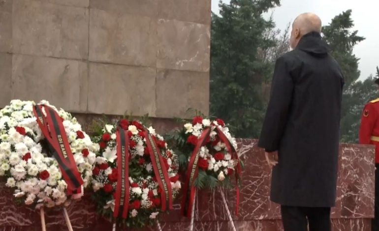 80-vjetori i Çlirimit të Shqipërisë/ Begaj, Rama, Spiropali e politikanë të tjerë, homazhe në Varrezat e Dëshmorëve