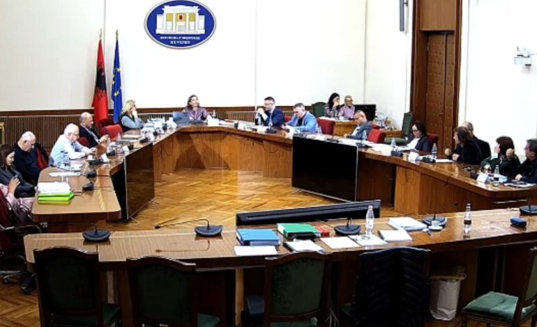 Debati/ “Je hitleriane”! Ndreca përplaset me Vokshin: Mos ma ndërprit fjalën! Kryetarja e Komisionit Hetimor: Mos ma ngri zërin