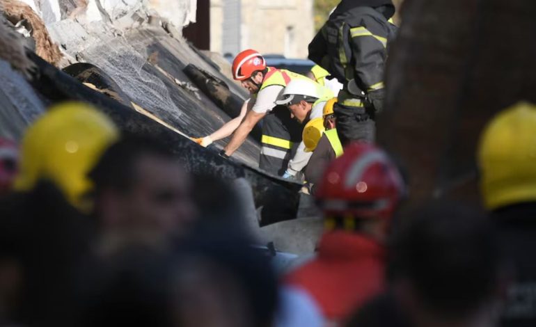 Tragjedi në Serbi! Shembet çatia e stacionit hekurudhor, humbin jetën tetë persona