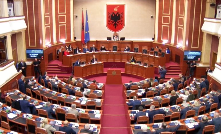 Deputeti Lefter Gështenja del me urgjencë nga Parlamenti, merret nga ambulanca