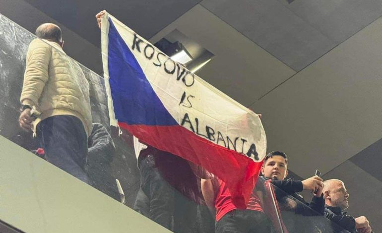 “Kosova është Shqipëri”, flamuri çek me mbishkrimin unik tërheq vëmendjen në stadium