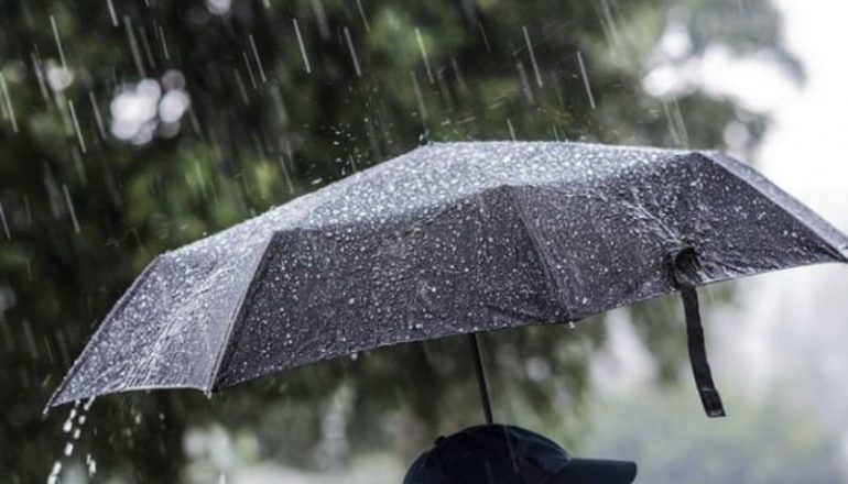 Moti i keq pritet të “pushtojë” vendin, kush janë qarqet që rrezikohen nga reshje me intensitet të lartë