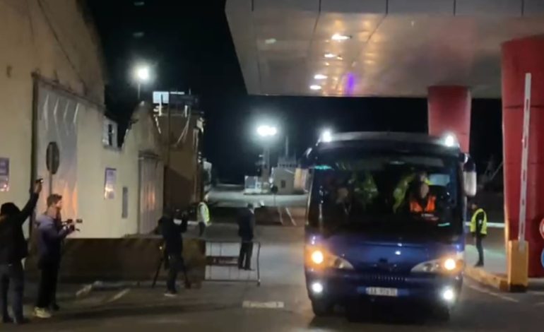 Pas procedurave, emigrantët dalin nga qendra pritëse në Shëngjin, do të zhvendosen në kampin e Gjadrit