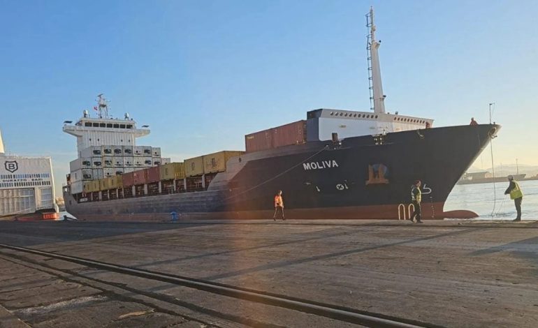 Shkarkoi kontejnerë me mbetje të dyshuara toksike, anija “Moliva” lë portin e Durrësit, niset drejt Italisë