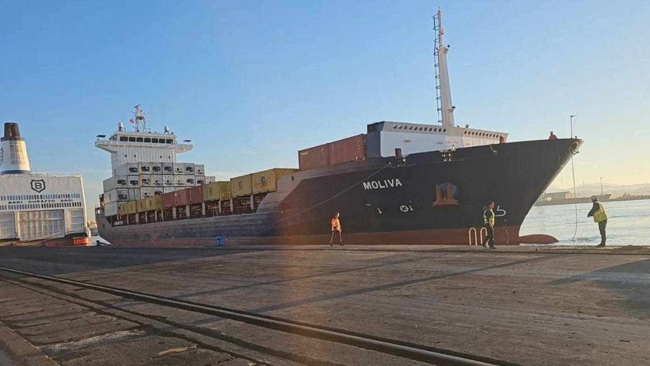Shkarkoi kontejnerë me mbetje të dyshuara toksike, anija “Moliva” lë portin e Durrësit, niset drejt Italisë