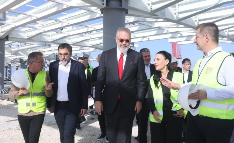 Fotot/ Rama inspekton Qendrën Multifunksionale për Zhvillim Rajonal dhe aeroportin e Vlorës: Shtysë e re për turizmin