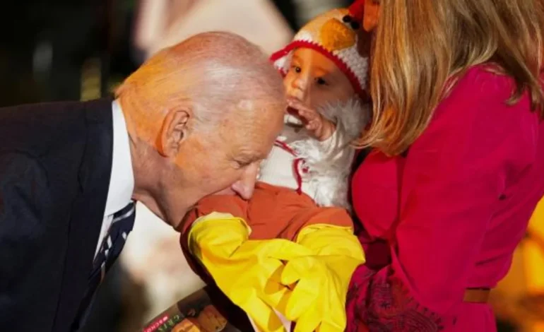 E pazakontë! Biden kafshon fëmijët për Halloween! Merr kritika në rrjet