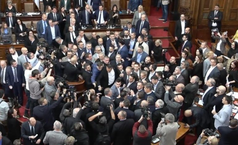 Plas keq në Parlamentin serb/ Deputetët e opozitës përplasen ashpër me ata të mazhorancës, fluturojnë verë dhe…