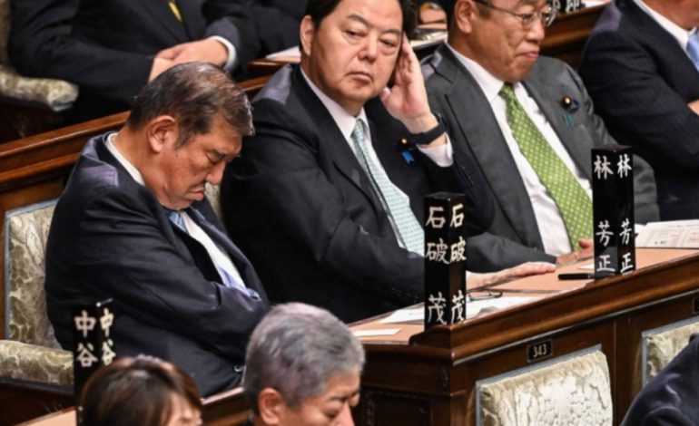 Kryeministrin japonez e zë gjumi gjatë rizgjedhjes së tij, fotot bëjnë xhiron e botës