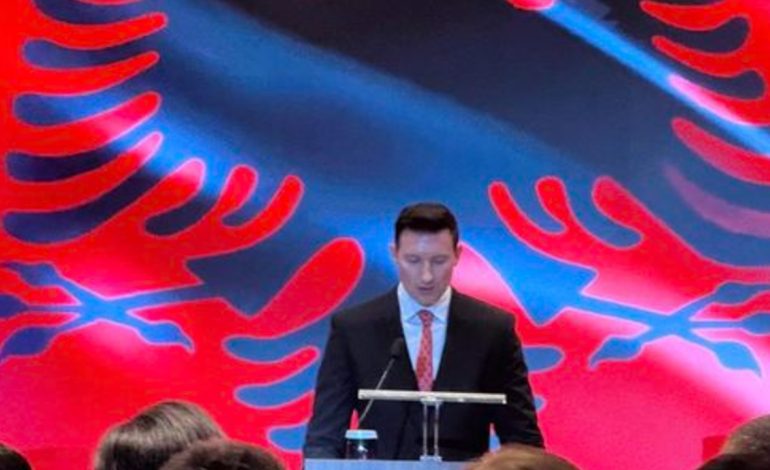 “Diplomacia nuk është një reality show”/ Djegia e flamurit shqiptar, ambasadori i Shqipërisë në Maqedoni: Po ndjekim situatën