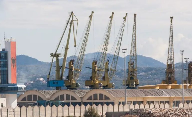 “Dyshime se janë lëndë kancerogjene”, DW: Mbetjet e rrezikshme në Shqipëri ende në ‘det të hapur’