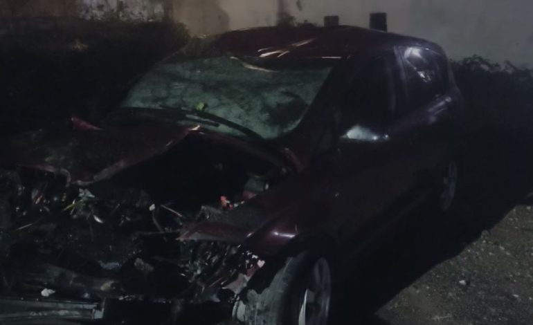 Aksident i rëndë në autostradën Durrës-Tiranë, makina me tre të rinj përfundon në kanal