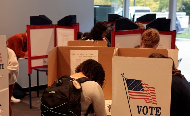 Analiza/ Zgjedhjet amerikane mes sfidave të shkaktuara nga stuhitë dhe djegia e kutive të votimit