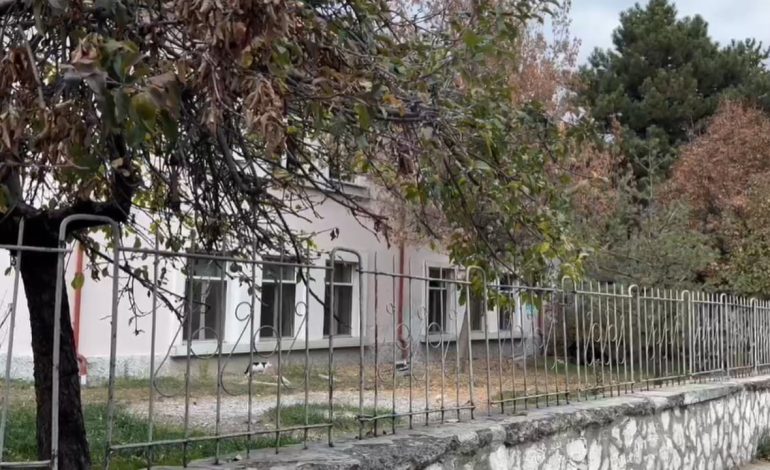 “Mesazhe skandaloze”, pezullohet mësuesi që ngacmoi seksualisht dy nxënëset në Korçë, u shkruante në WhatsApp fjalë të rënda