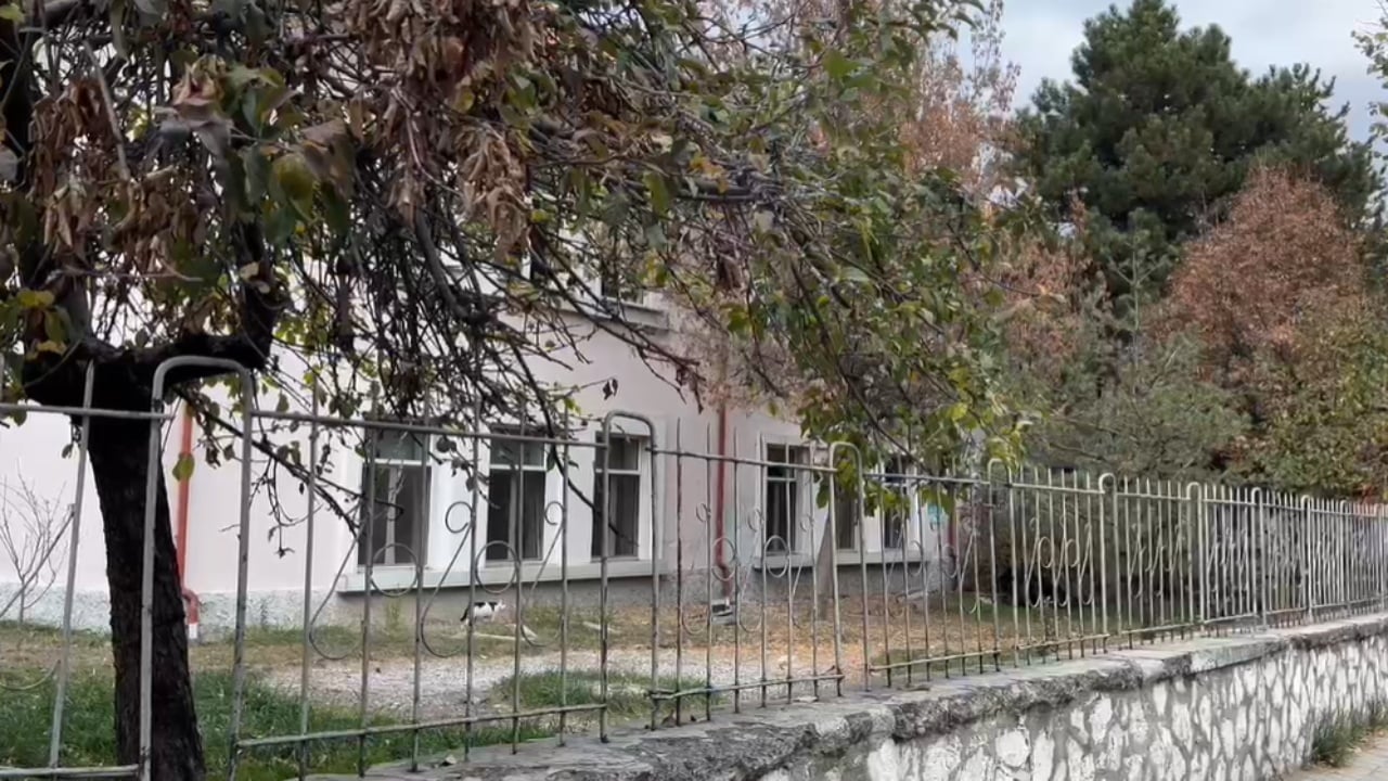 “Mesazhe skandaloze”, pezullohet mësuesi që ngacmoi seksualisht dy nxënëset në Korçë, u shkruante në WhatsApp fjalë të rënda