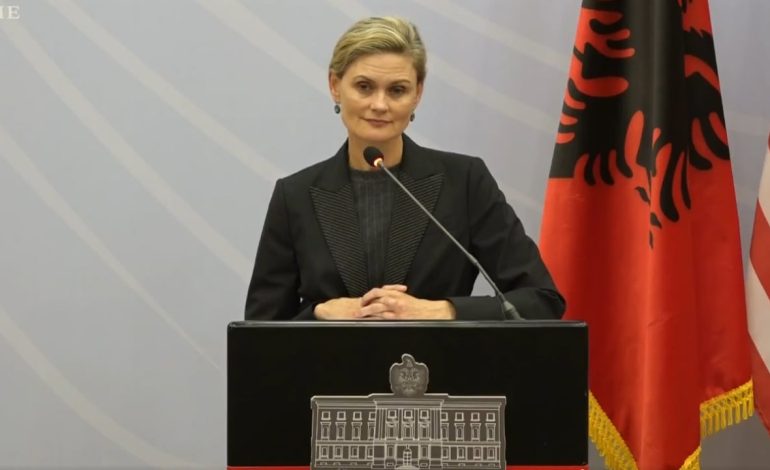 “Pritshmëritë e shqiptarëve janë shumë të larta”, e ngarkuara me punë e SHBA në Tiranë: Sa herë takohem me zyrtarë të qeverisë u them ‘reforma në drejtësi është e pakthyeshme’