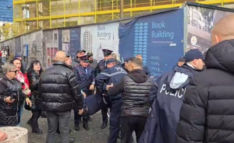 Humb ndjenjat efektivi gjatë protestës para bashkisë, transportohet në spital