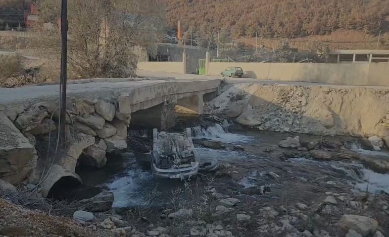 Aksident i rëndë me dy të plagosur në Bulqizë, makina del nga rruga dhe përfundon në lumë! Pikaset nga qytetarët