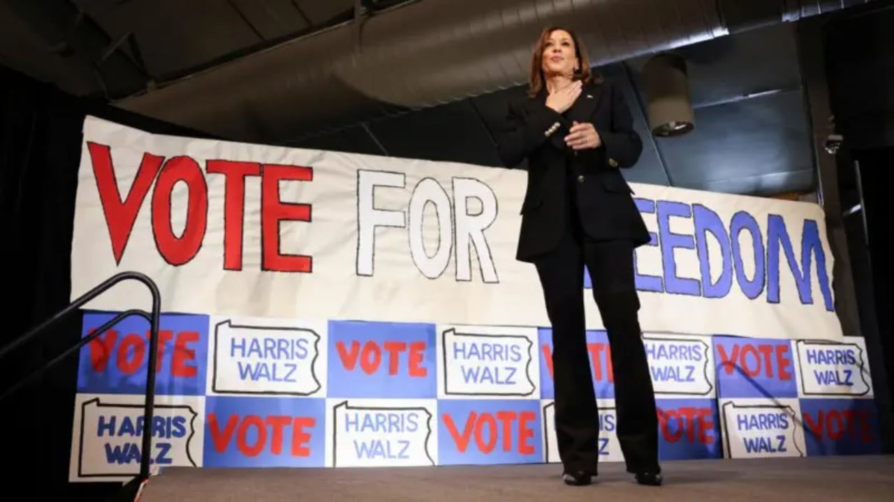 Fushata e Kamala Harris, zv.presidentja shmang përmendjen e emrit të rivalit republikan: Ngrihemi dhe biem së bashku