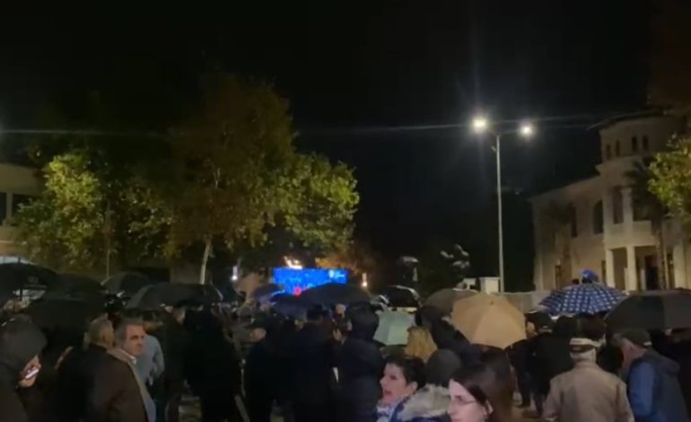 Nis protesta e opozitës, qytetarët mbajnë 1 minutë heshtje për Martinin! Forca të shumta policie para Kuvendit, vijon seanca plenare për buxhetin 2025