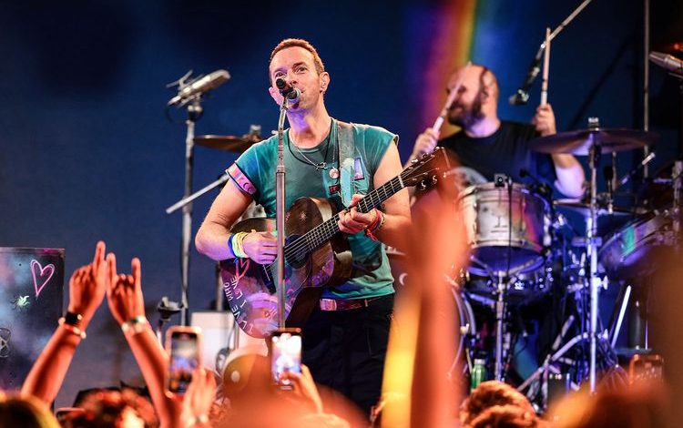 Video/ Chris Martin i Coldplay-t rrëzohet në skenë!