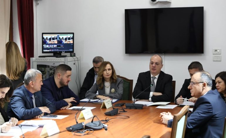 “Ambasadorët s’duhet të marrin pjesë në fushatë elektorale”, Hasani përplaset me Tabakun në komision: Nuk ka pasur aktivitet politik, por takim me diasporën