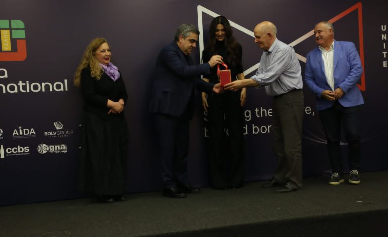Coca-Cola vlerësohet nga Klik Ekspo Grup, medalja e Shqiponjës së Artë për kotributin 30 vjeçar të saj