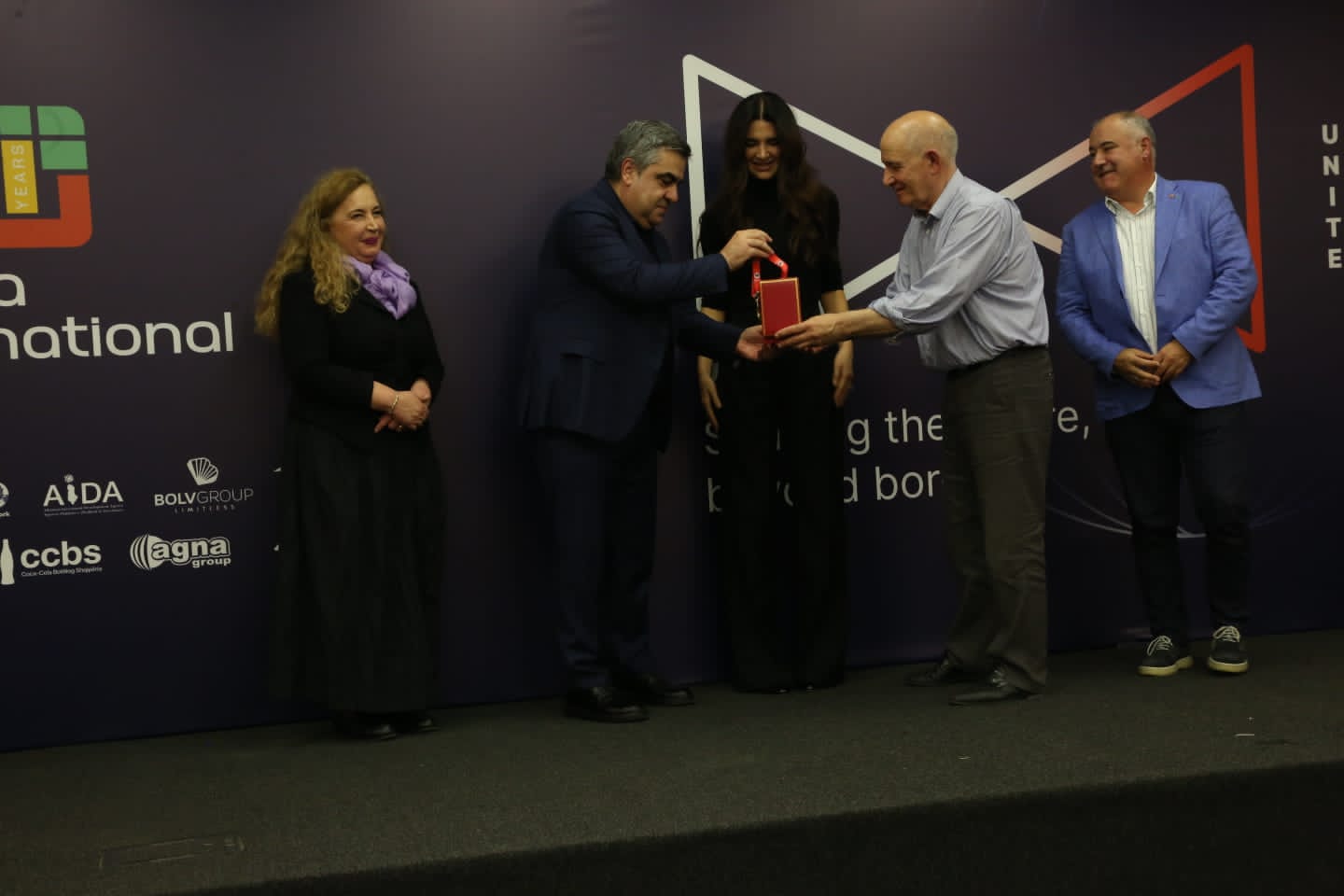 Coca-Cola vlerësohet nga Klik Ekspo Grup, medalja e Shqiponjës së Artë për kotributin 30 vjeçar të saj