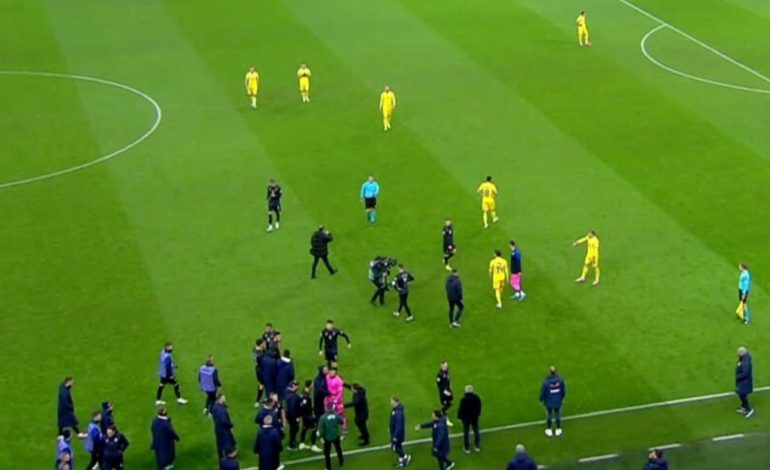 Skandal në Rumani-Kosovë/ Thirrje antishqiptare nga tifozët vendas, “Dardanët” largohen nga fusha