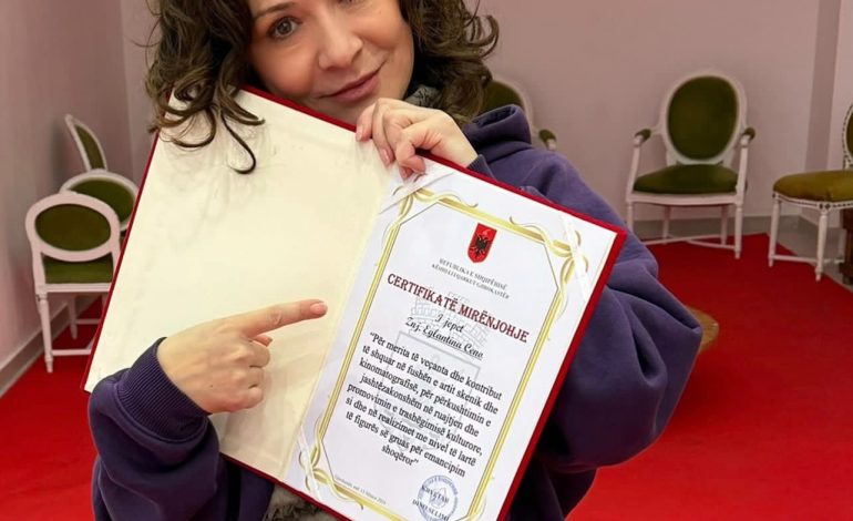 “Mirënjohje dhe emocion”/ Egla Ceno merr çmimin e rëndësishëm në Gjirokastër