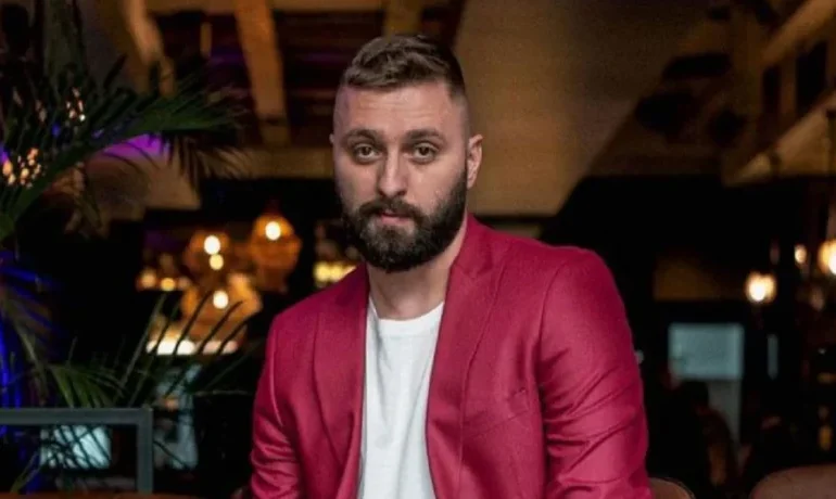 Ishte lojë! Majk s’do fejohet, ja e vërteta që fshihet pas fotove virale