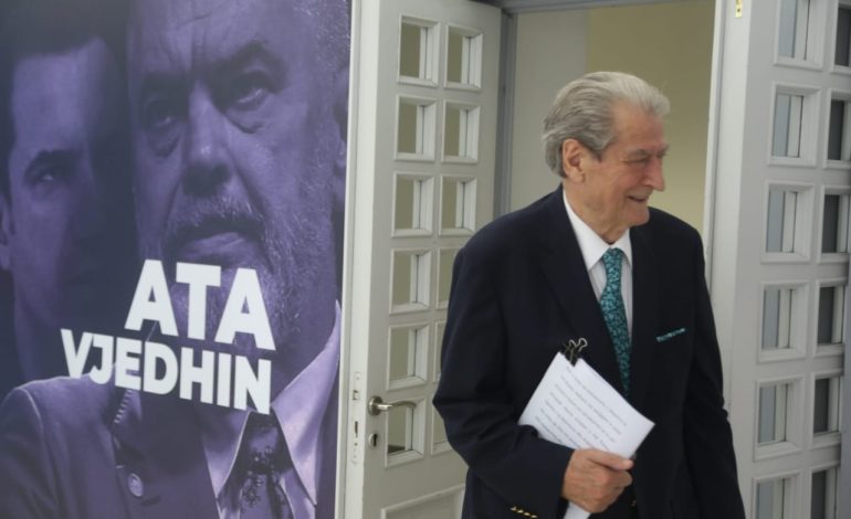 Kushtetuesja rrëzon Berishën, por pranon se bllokimi i pasaportës nuk ishte proporcional