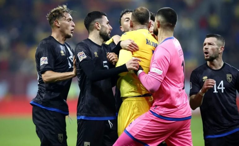 Tifozët rumunë sërish problematikë/ Nga thirrjet raciste te sherri në fushë dhe ndërprerja e ndeshjes, çfarë ndodhi në sfidën Rumani-Kosovë