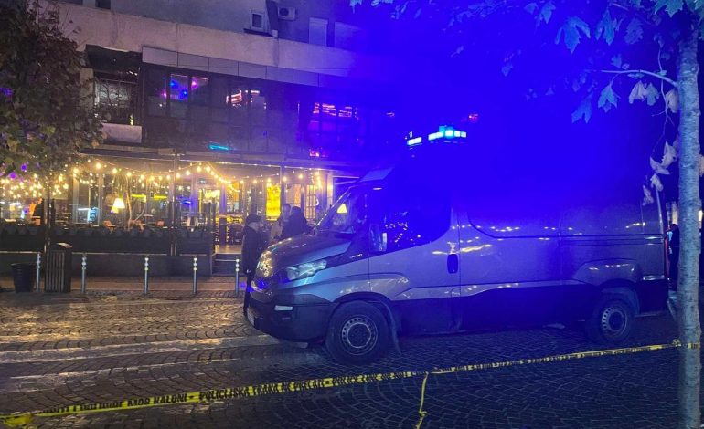 Pamje të rënda nga vrasja e dyfishtë në Kosovë, një nga viktimat shihet pa jetë në karrige brenda lokalit