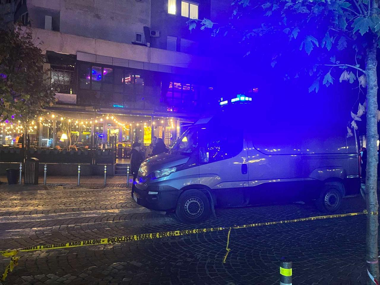 Pamje të rënda nga vrasja e dyfishtë në Kosovë, një nga viktimat shihet pa jetë në karrige brenda lokalit