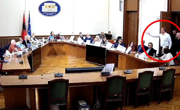 Denoncimi i PD: I prangosuri Ilir Beqja lëvizi lirshëm në Parlament dhe kërcënoi deputetet e opozitës