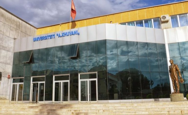 Arrestohen 7 pedagogë të Universitetit të Elbasanit/ U sekuestrohen telefonat, prokurorët gjejnë prova në fakultet