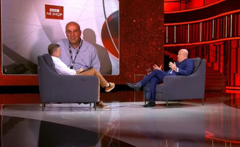 “Mbylli transmetimin pasi nuk do të kishte ndikim”, gazetari Arben Manaj rrëfen se si u dorëzua BBC gjatë regjimit komunist
