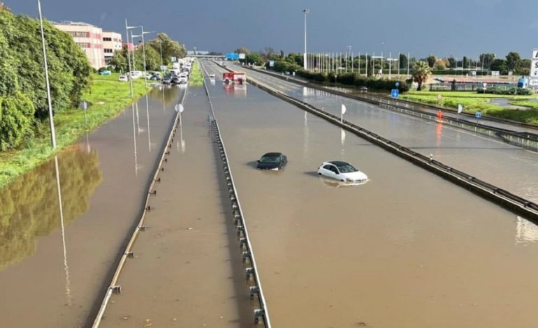 Barcelona në alarm të kuq për shkak të stuhisë, aeroporti kthehet në “liqen”