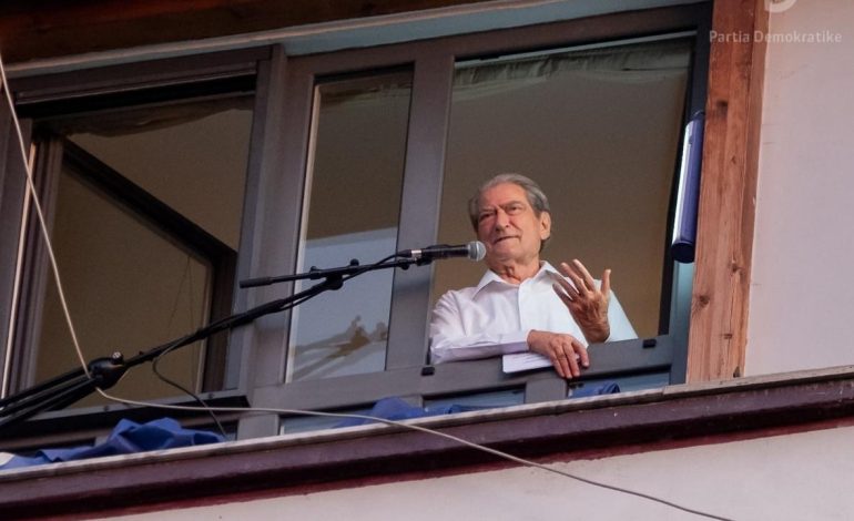 “Të gjithë heshtin pas masakrës”, Berisha bën thirrje për protestën në Shkodër: T’u dëshmojmë se nuk janë vetëm