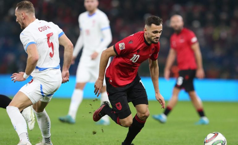 20 ndeshje radhazi si titullar, Sylvinho ul në stol mesfushorin