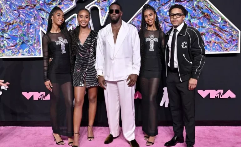 Video/ Diddy flet nga burgu me fëmijët e tij për ditëlindje