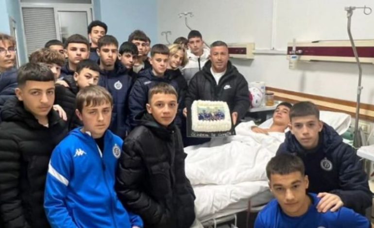 Ndërhyri për të mbrojtur shokun e tij Martin Cani dhe mbeti i plagosur me thikë, skuadra e Dinamo U-15 surprizon në spital Luisin