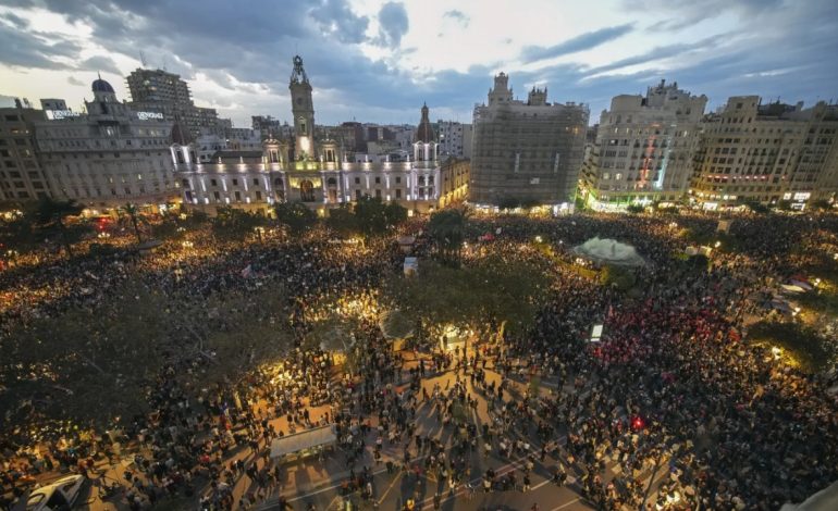 Mijëra protestues në Valencia/ Revoltë kundër reagimit të autoriteteve spanjolle ndaj përmbytjeve