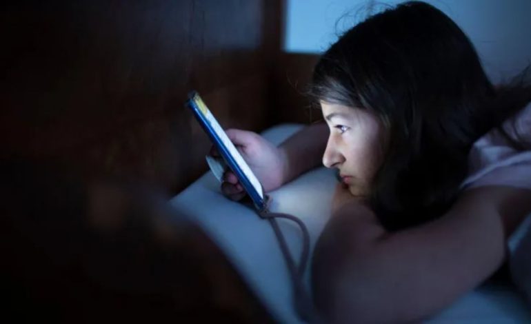 Miratohet ligji, fëmijët nën 16 vjeç nuk do përdorin rrjete sociale/ Reagon kryeministri me origjinë shqiptare: I nevojshëm për…