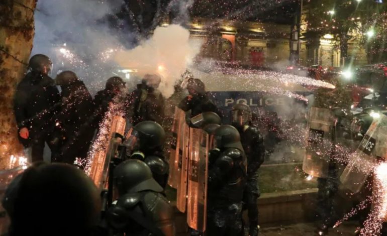 Qeveria pezulloi bisedimet për anëtarësimin në Bashkimin Europian, mijëra qytetarë protestojnë në Gjeorgji, policia përdor gaz lotsjellës